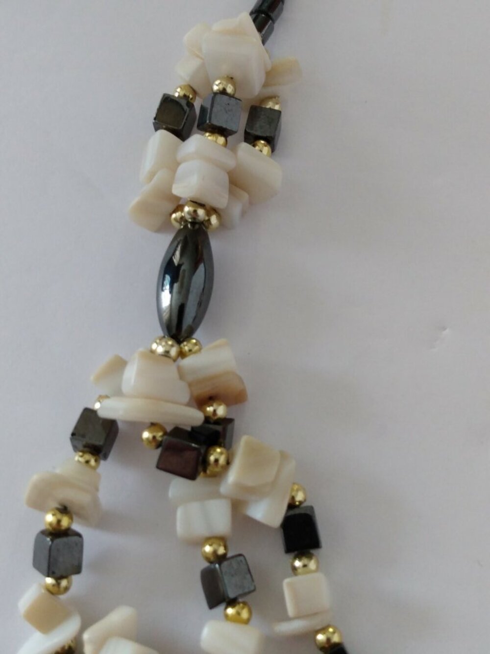 Vintage Hematite Bead & Shell Festoon Necklace - 17 inches long. Excellent item. - Picture 7 of 8
